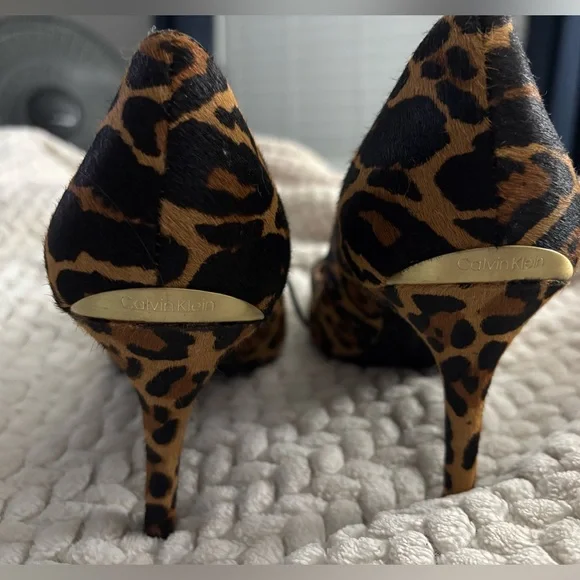NWT size 7 Calvin Klein Brown and Black Leopard Print Stiletto Heels - Picture 2 of 7